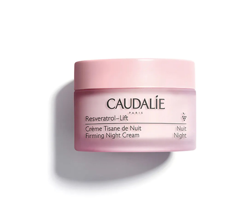 Tipo de piel : Todo tipo de pieles Necesita : Firmeza Ingredientes clave : Aceite de pepitas de uva, Escualeno de oliva, Péptidos, Resveratrol, Booster de Colágeno Vegano, Ácido hialurónico Textura : Crema Use : Por la noche, después del suero ¿Qué es? Una nueva patente presentada con booster de colágeno vegano aún más eficaz. Gracias a su asociación patentada de Resveratrol, ácido hialurónico y booster de colágeno vegano, la Crema Tisana de Noche antiarrugas reconfortante regenera la piel para estar bella al despertar: los rasgos están descansados y alisados, la piel está firme, el cutis está radiante. Compuesta en más de un 98% por ingredientes de origen natural y enriquecida con escualano de oliva, su textura de crema suave y untuosa nutre la piel y le proporciona una sensación de calma. Su complejo fitoaromático deja la piel delicadamente perfumada con notas de flores de manzanilla, agua de lavanda, hojas de naranja, tomillo rojo, salvia y menta fresca. El compromiso de Caudalie: Envases 100% reciclables para cumplir el objetivo de "cero residuos"* Cajas fabricadas con menos papel y sin revestimiento de plástico, es decir, un 40% menos de emisión de huella carbono.**
