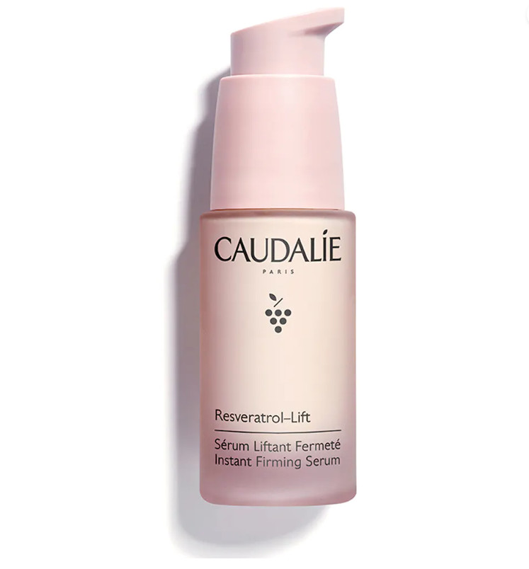 CAUDALIE Sérum Lifting Firmeza Resveratrol-lift Tipo de piel : Todo tipo de pieles Necesita : Antiarrugas, firmeza Ingredientes clave : Ácido hialurónico, Resveratrol, Booster de Colágeno Vegano Textura : Sérum Use : Mañana y noche, antes de tu crema ¿Qué es? Una nueva patente presentada con booster de colágeno vegano aún más eficaz. 2 veces más eficaz que el Retinol en el aumento de la producción natural de colágeno.(1) Gracias a su asociación patentada de Resveratrol, ácido hialurónico y booster de colágeno vegano, el Sérum Lifting Firmeza corrige las arrugas y alisa el óvalo facial gracias a su alta concentración en Resveratrol de vid. Los rasgos se elevan, el rostro recupera su forma en V. Compuesto por más de un 97% de ingredientes de origen natural, su textura oil free y sedosa se funde en la piel, sin efecto pegajoso. Su complejo fitoaromático deja la piel delicadamente perfumada con notas de albahaca, citronela, camomila, tomillo y azahar. El compromiso de Caudalie: Envases 100% reciclables para cumplir el objetivo de "cero residuos"(2) Cajas fabricadas con menos papel y sin revestimiento de plástico, es decir, un 40% menos de emisión de huella carbono.(3)