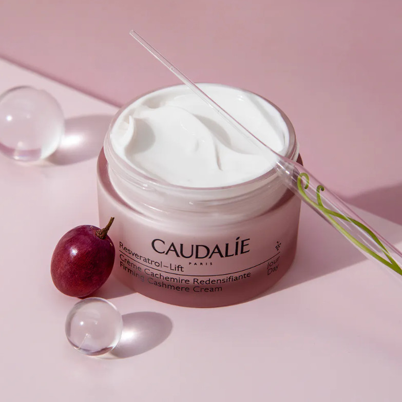 CAUDALIE Crema Cachemir Redensificante Resveratrol-lift  Tipo de piel : Todo tipo de pieles Necesita : Antiarrugas, firmeza Ingredientes clave : Ácido hialurónico, Resveratrol, Booster de Colágeno Vegano Textura : Crema Use : Por la manana y por la noche, despues del sérum ¿Qué es? Gracias a su asociación patentada de Resveratrol, ácido hialurónico y booster de colágeno vegano, la Crema Cachemir Redensificante Resveratrol-Lift corrige las arrugas, reafirma y redensifica la piel. En un solo gesto, el rostro se alisa, se rellena y se rejuvenece visiblemente. También existe en textura fluida.