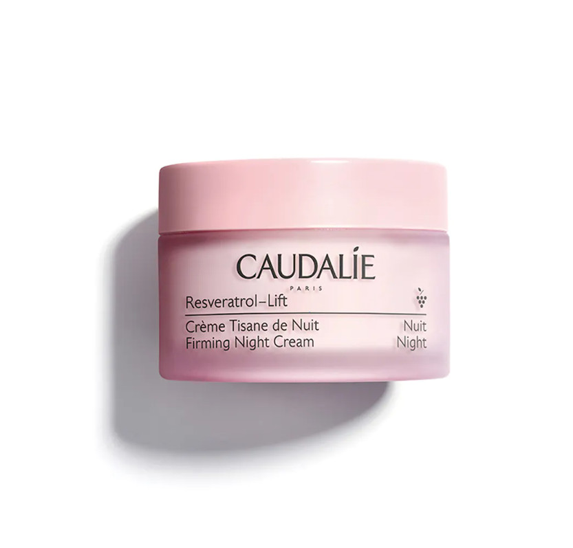 CAUDALIE Crema Tisana de Noche Resveratrol-lift Tipo de piel : Todo tipo de pieles Necesita : Firmeza Ingredientes clave : Aceite de pepitas de uva, Escualeno de oliva, Péptidos, Resveratrol, Booster de Colágeno Vegano, Ácido hialurónico Textura : Crema Use : Por la noche, después del suero ¿Qué es? Una nueva patente presentada con booster de colágeno vegano aún más eficaz. Gracias a su asociación patentada de Resveratrol, ácido hialurónico y booster de colágeno vegano, la Crema Tisana de Noche antiarrugas reconfortante regenera la piel para estar bella al despertar: los rasgos están descansados y alisados, la piel está firme, el cutis está radiante. Compuesta en más de un 98% por ingredientes de origen natural y enriquecida con escualano de oliva, su textura de crema suave y untuosa nutre la piel y le proporciona una sensación de calma. Su complejo fitoaromático deja la piel delicadamente perfumada con notas de flores de manzanilla, agua de lavanda, hojas de naranja, tomillo rojo, salvia y menta fresca.