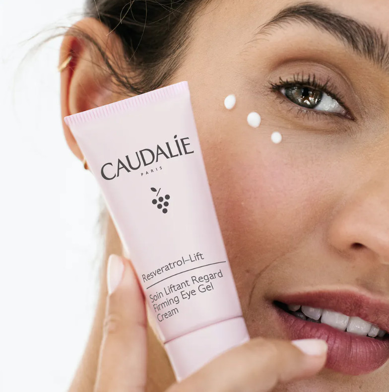 CAUDALIE Tratamiento Lifting Ojos Resveratrol-lift  Tipo de piel : Ojos Necesita : Tensor Ingredientes clave : Ácido hialurónico, Resveratrol, Booster de Colágeno Vegano Textura : Gel-crema Use : Día y noche ¿Qué es? Gracias a su asociación patentada de Resveratrol, ácido hialurónico y booster de colágeno vegano, el Tratamiento Lifting Ojos reduce las ojeras, las bolsas y alisa los párpados. Enriquecido con extracto de quinoa, su fórmula ayuda a luchar contra los signos de fatiga: la mirada parece más joven y descansada.