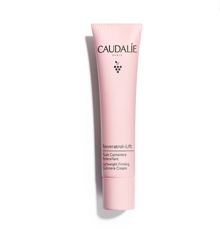 CAUDALIE Fluido Cachemir Redensificante Resveratrol-lift Tipo de piel : Todo tipo de pieles Necesita : Antiarrugas, firmeza Ingredientes clave : Escualeno de oliva, Péptidos, Resveratrol, Mezcla de nácares, Booster de Colágeno Vegano, Ácido hialurónico Textura : Fluido Use : Por la mañana, después del suero ¿Qué es? Gracias a su asociación patentada de Resveratrol, ácido hialurónico y booster de colágeno vegano, el Fluido Cachemir Redensificante hidrata la piel, corrige las arrugas y proporciona un efecto buena cara instantáneo gracias a su fórmula rica en nácares de origen natural.