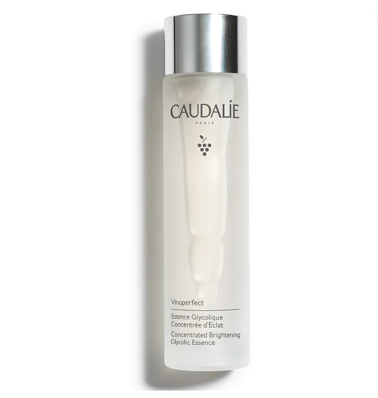 CAUDALIE Esencia Glicólica Luminosidad Vinoperfect Tipo de piel : Todo tipo de pieles Necesita : Resplandor Ingredientes clave : Ácido Glicólico, Peonía blanca, Agua de uva bio Textura : Esencia Use : Día y noche ¿Qué es? La Esencia Glicólica Luminosidad es la primera etapa del ritual antimanchas Vinoperfect y está pensada para todas las mujeres que desean prevenir o atenuar sus manchas oscuras. En un solo gesto, elimina las células muertas responsables del cutis apagado y reaviva el resplandor natural de la piel.