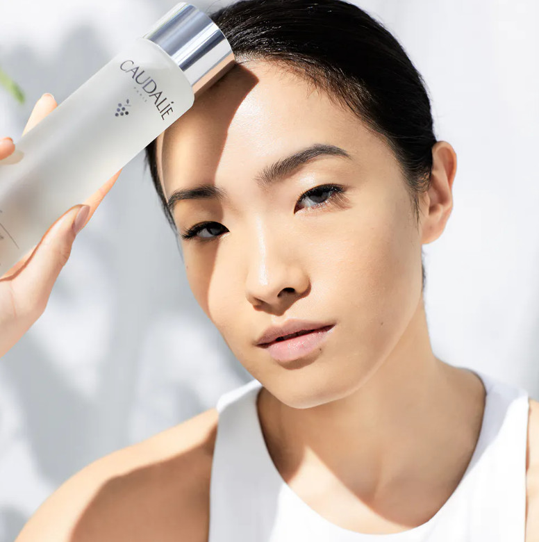 CAUDALIE Esencia Glicólica Luminosidad Vinoperfect  Tipo de piel : Todo tipo de pieles Necesita : Resplandor Ingredientes clave : Ácido Glicólico, Peonía blanca, Agua de uva bio Textura : Esencia Use : Día y noche ¿Qué es? La Esencia Glicólica Luminosidad es la primera etapa del ritual antimanchas Vinoperfect y está pensada para todas las mujeres que desean prevenir o atenuar sus manchas oscuras. En un solo gesto, elimina las células muertas responsables del cutis apagado y reaviva el resplandor natural de la piel.