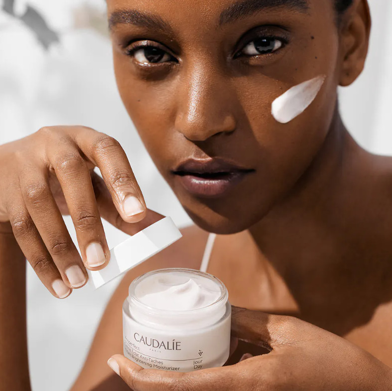 CAUDALIE Crema Resplandor Antimanchas Vinoperfect  Tipo de piel : Todo tipo de pieles Necesita : Antimanchas Ingredientes clave : Viniferina, Nacinamidas Textura : Gel-crema Use : Por la manana y por la noche, despues del sérum ¿Qué es? Inspirada en el Sérum Vinoperfect, el antimanchas N°1 en Francia*, la Crema Resplandor Antimanchas Vinoperfect está pensada para todas las mujeres que desean prevenir o atenuar sus manchas pigmentarias, cualquiera que sea su causa: sol, acné, edad, embarazo. *IQVIA - PharmaOne - mercado de los productos despigmentantes (clase 82B4) en farmacias y parafarmacias en España - TAM octubre 2020 - en valor.