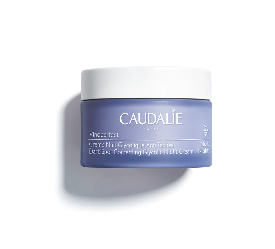 CAUDALIE Crema Noche Glicólica Antimanchas Vinoperfect Tipo de piel : Todo tipo de pieles Necesita : Antimanchas Ingredientes clave : Enzima de papaya, Viniferina, Ácido Glicólico Textura : Crema Use : Noche ¿Qué es? La Crema Noche Glicólica Antimanchas Vinoperfect corrige las manchas y actúa como un peeling suave durante la noche para lucir una piel fresca y luminosa al despertar. Noche tras noche, las manchas oscuras se reducen visiblemente, la textura de la piel se alisa y el cutis se unifica.
