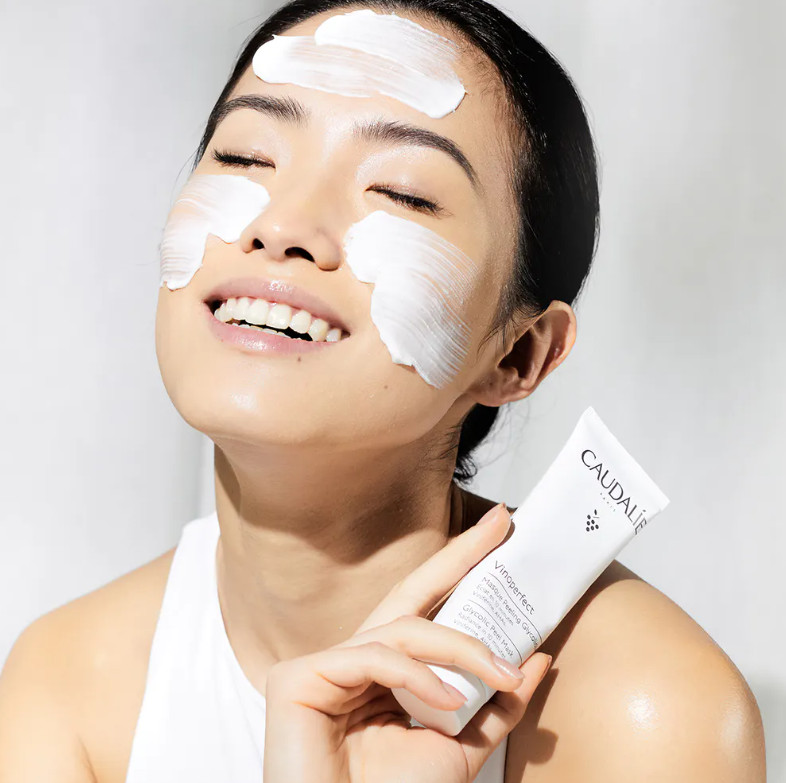 CAUDALIE Mascarilla Peeling Glicólico Vinoperfect  Tipo de piel : Todo tipo de pieles Necesita : Resplandor, Antimanchas Ingredientes clave : Viniferina, Ácido Glicólico, AHAs Textura : Mascarilla Use : dos veces a la semana ¿Qué es? La Mascarilla Peeling Glicólico Vinoperfect está pensada para todas las mujeres que desean lucir una piel radiante. En un solo gesto, elimina las células muertas, afina la textura de la piel y unifica el cutis para proporcionar un resplandor intenso en tan solo 10 minutos. No es adecuada para las pieles sensibles.