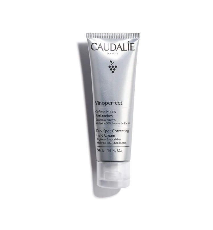 CAUDALIE Crema Antimanchas para Manos Vinoperfect Tipo de piel : Manos Necesita : Antimanchas Ingredientes clave : Peonía blanca, Aceite de aguacate, Viniferina Textura : Crema Use : Día y noche ¿Qué es? Creada específicamente para las manos, la Crema Antimanchas para Manos Vinoperfect difumina visiblemente las manchas oscuras, previene su aparición y nutre las manos sin dejar un acabado graso. Su textura de crema a la vez fina y untuosa envuelve la piel en una sensación de confort total.