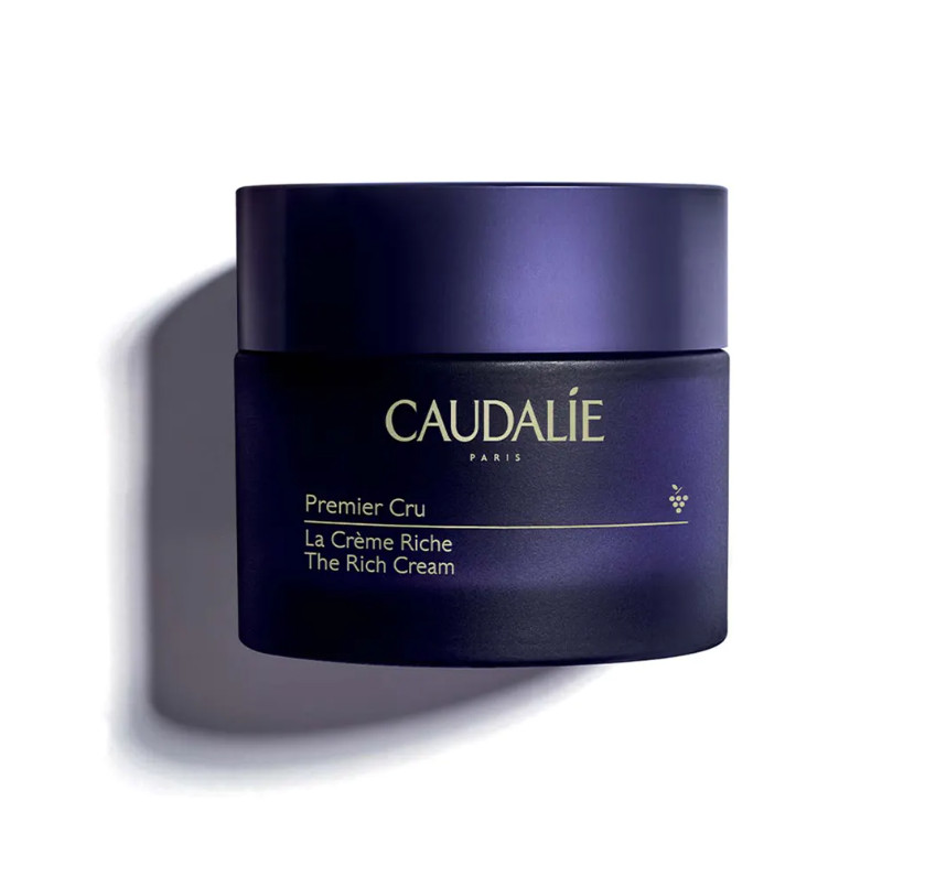 CAUDALIE La Crema Riche Premier Cru Tipo de piel : Piel seca Necesita : Antiedad Global Ingredientes clave : Ácido hialurónico, Viniferina, TET8™ Patented Technology (Caudalie x Harvard Medical School) Textura : Crema rica Use : Por la manana y por la noche, despues del sérum ¿Qué es? Tratamiento antiedad excepcional, La Crema Riche Premier Cru se refuerza con la tecnología patentada TET8™ para corregir los 8 marcadores de la edad: Arrugas marcadas, líneas de expresión, firmeza, volumen, elasticidad, manchas, hidratación, luminosidad. Su textura rica, enriquecida con bioceramidas relipidantes, proporciona confort e hidratación a las pieles más secas y sensibles. Disponible en formato con recarga.