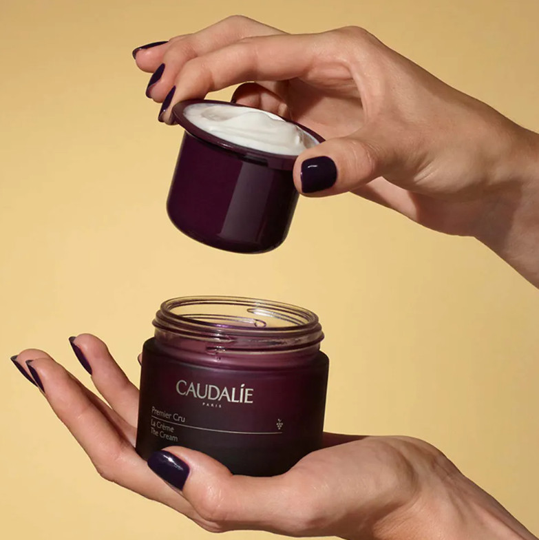 CAUDALIE La Crema - recarga Premier Cru  Tipo de piel : Todo tipo de pieles Necesita : Antiedad Global Ingredientes clave : Viniferina, TET8™ Patented Technology (Caudalie x Harvard Medical School) Textura : Crema Use : Por la manana y por la noche, despues del sérum ¿Qué es? Las recargas Premier Cru solo son compatibles con las nuevas cremas Premier Cru. Las recargas no se pueden volver a cerrar y son de un solo uso: están diseñadas para ser utilizadas únicamente con el envase recargable.  Caudalie se compromete a aliar belleza con eco-responsabilidad. Las cápsulas permiten recargar el tarro de La Crema Premier Cru muy fácilmente.  Tratamiento antiedad excepcional, La Crème Premier Cru se refuerza con la tecnología patentada TET8™ para corregir los 8 marcadores de la edad: Arrugas marcadas, líneas de expresión, firmeza, volumen, elasticidad, manchas, hidratación, luminosidad.