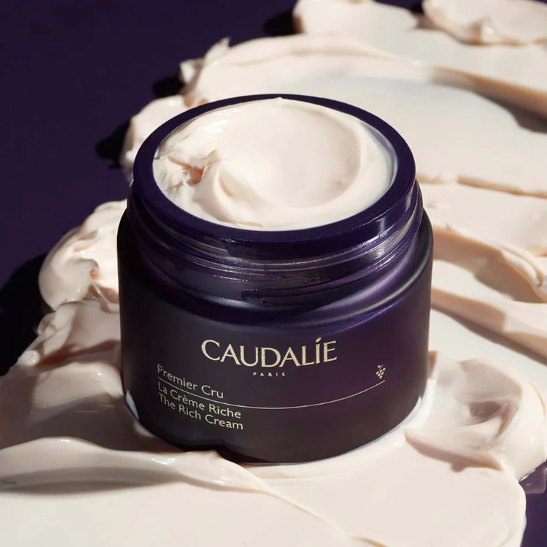 CAUDALIE La Crema Riche - recarga Premier Cru Tipo de piel : Todo tipo de pieles Necesita : Antiedad Global Ingredientes clave : Bioceramidas, Viniferina, TET8™ Patented Technology (Caudalie x Harvard Medical School) Textura : Crema Use : Por la manana y por la noche, despues del sérum ¿Qué es? Las recargas Premier Cru solo son compatibles con las nuevas cremas Premier Cru. Las recargas no se pueden volver a cerrar y son de un solo uso: están diseñadas para ser utilizadas únicamente con el envase recargable. Caudalie se compromete a aliar belleza con eco-responsabilidad. Las cápsulas permiten recargar el tarro de La Crema Riche Premier Cru muy fácilmente. Tratamiento antiedad excepcional, La Crema Riche Premier Cru se refuerza con la tecnología patentada TET8™ para corregir los 8 marcadores de la edad: Arrugas marcadas, líneas de expresión, firmeza, volumen, elasticidad, manchas, hidratación, luminosidad. Su textura rica, enriquecida con bioceramidas relipidantes, proporciona confort e hidratación a las pieles más secas y sensibles.