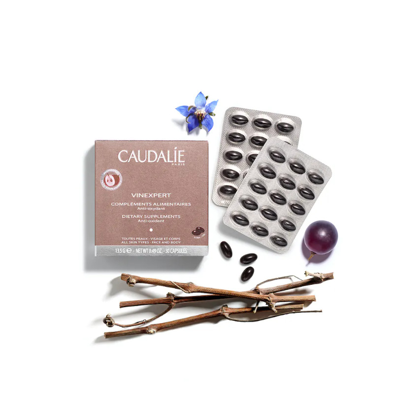 CAUDALIE VINEXPERT COMPLEMENTOS ALIMENTICIOS  DESCRIPCIÓN  La juventud desde dentro: estas cápsulas actúan en el corazón de la dermis con resultados excepcionales visibles al cabo de unas semanas: arrugas atenuadas, piel más firme, mejor hidratada y protegida eficazmente contra los radicales libres. Para las pieles desvitalizadas, fatigadas, sin resplandor, con arrugas y arruguitas, y con sequedad cutánea. Tomar entre las comidas durante todo el año o en cura de tres meses, 2 cápsulas al día.
