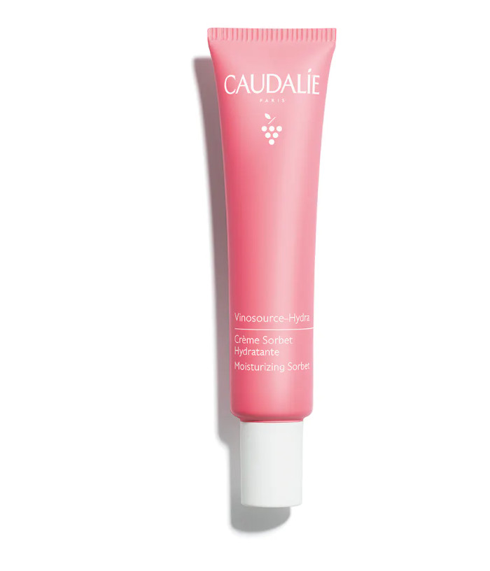 CAUDALIE Crema Sorbete Hidratante Vinosource-Hydra Tipo de piel : Piel sensible Necesita : Hidratación & Pieles sensibles Ingredientes clave : Camomila, Agua de uva bio, Polifenoles Textura : Gel-crema Use : Por la manana y por la noche, despues del sérum ¿Qué es? La Crema Sorbete Vinosource-Hydra hidrata, calma y refuerza las defensas naturales de las pieles frágiles. Desde su aplicación, la sensibilidad cutánea y las rojeces disminuyen. Su textura «quick break», fresca como un sorbete y ultraligera, se funde instantáneamente en la piel.