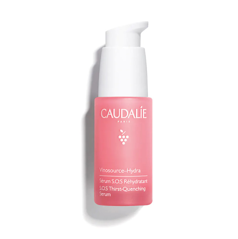 CAUDALIE Sérum Hialurónico S.O.S Vinosource-Hydra Tipo de piel : Todo tipo de pieles Necesita : Hidratación & Pieles sensibles Ingredientes clave : Ácido hialurónico, Agua de uva bio, Polifenoles Textura : Sérum fluido Use : Mañana y noche, antes de tu crema ¿Qué es? El Sérum Hialurónico S.O.S Vinosource–Hydra capta el agua intensamente y la difunde de manera continua durante todo el día. Restablece el equilibrio hídrico de la epidermis para que la piel esté repleta de agua y calmada, flexible y suave.