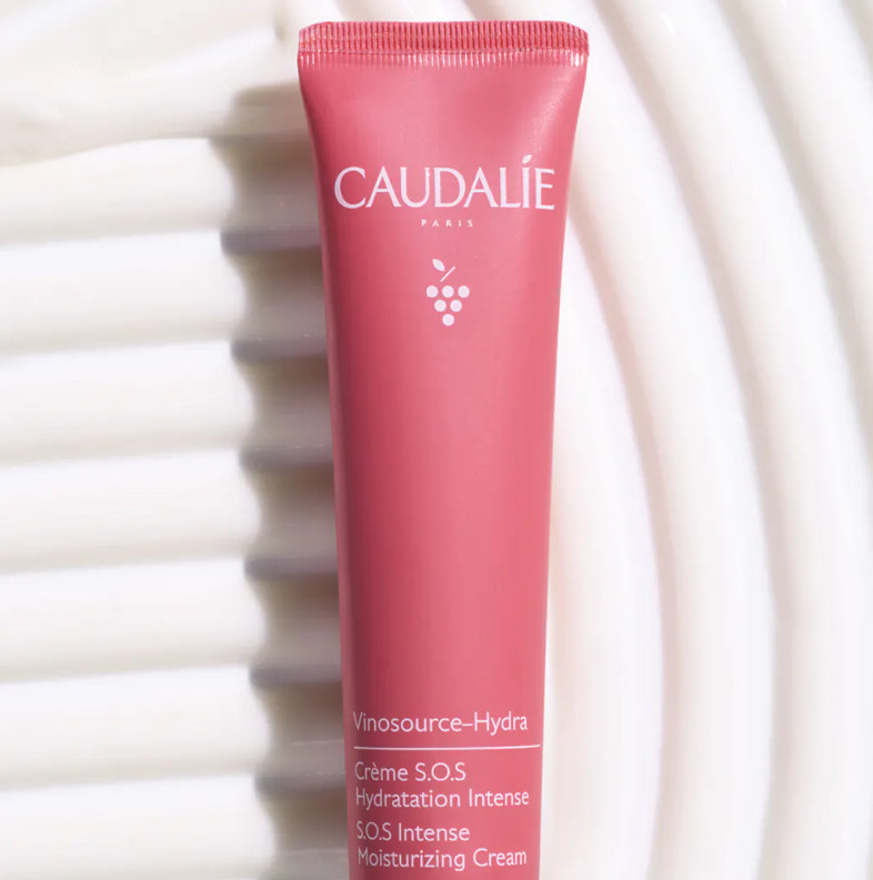 CAUDALIE Crema S.O.S Hidratación Intensa Vinosource-Hydra  Tipo de piel : Piel normal Necesita : Hidratación & Pieles sensibles Ingredientes clave : Aceite de borraja, Agua de uva bio, Polifenoles Textura : Crema rica Use : Por la manana y por la noche, despues del sérum ¿Qué es? La Crema S.O.S Hidratación Intensa Vinosource-Hydra viene al rescate de las pieles secas más sensibles. Hidrata intensamente, atenúa las rojeces y la sensación de tirantez y repara los daños causados por las agresiones externas. La piel está más flexible y se mantiene confortable durante todo el día.