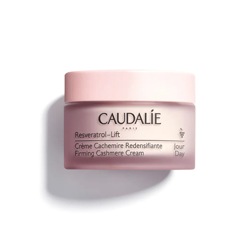 CAUDALIE Crema Cachemir Redensificante Resveratrol-lift Tipo de piel : Todo tipo de pieles Necesita : Antiarrugas, firmeza Ingredientes clave : Ácido hialurónico, Resveratrol, Booster de Colágeno Vegano Textura : Crema Use : Por la manana y por la noche, despues del sérum ¿Qué es? Gracias a su asociación patentada de Resveratrol, ácido hialurónico y booster de colágeno vegano, la Crema Cachemir Redensificante Resveratrol-Lift corrige las arrugas, reafirma y redensifica la piel. En un solo gesto, el rostro se alisa, se rellena y se rejuvenece visiblemente. También existe en textura fluida.