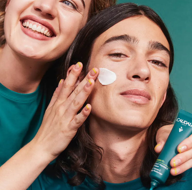CAUDALIE Tratamiento 3-en-1 Vitamina C Antifatiga Vinergetic C+  Tipo de piel : Todo tipo de pieles Necesita : Antifatiga Ingredientes clave : Ácido hialurónico, Polifenoles, Vitamina C+ Textura : Crema fluida Use : Día y noche ¿Qué es? El tratamiento 3-en-1 Vinergetic C+ ilumina e hidrata la piel y además la protege contra la contaminación.