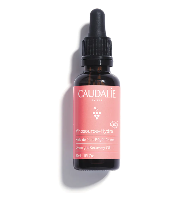 CAUDALIE Aceite de Noche Regenerador Vinosource-Hydra Tipo de piel : Piel seca Necesita : Hidratación & Pieles sensibles Ingredientes clave : Aceite de pepitas de uva, Aceite de jojoba, Aceite esencial de rosa Textura : Aceite seco Use : Noche ¿Qué es? El Aceite de Noche Regenerador actúa durante la noche para reparar la barrera cutánea, nutrir y calmar las pieles sensibles. Compuesto por 5 aceites vegetales y esenciales bio con propiedades regeneradoras, se fusiona con la piel para que esta esté más suave, más confortable y menos reactiva al despertar.