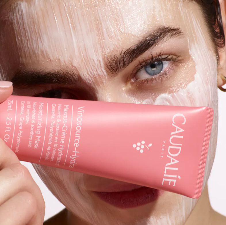 CAUDALIE Mascarilla-Crema Hidratante Vinosource-Hydra  Tipo de piel : Todo tipo de pieles Necesita : Hidratación & Pieles sensibles Ingredientes clave : Agua de uva bio, Polifenoles, Centella asiática bio Textura : Mascarilla Use : dos veces a la semana ¿Qué es? La Mascarilla-Crema Hidratante ofrece un auténtico baño de hidratación a tu piel. Nutre intensamente y calma las pieles secas, incluso las más sensibles. Después de la aplicación, la piel está más suave, más flexible y protegida contra la deshidratación de manera duradera.