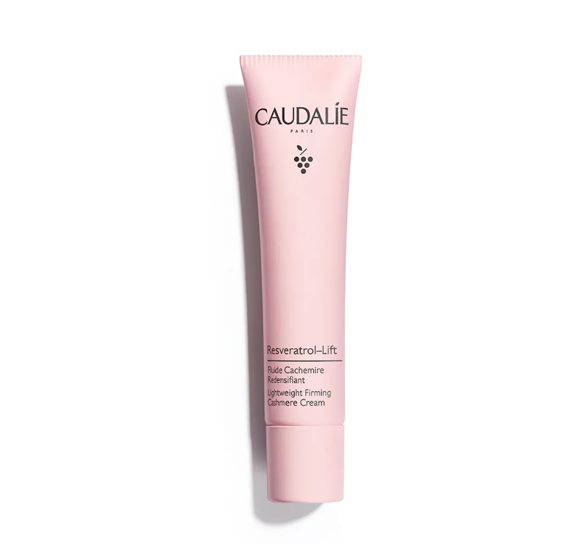 CAUDALIE Fluido Cachemir Redensificante Resveratrol-lift Tipo de piel : Todo tipo de pieles Necesita : Antiarrugas, firmeza Ingredientes clave : Escualeno de oliva, Péptidos, Resveratrol, Mezcla de nácares, Booster de Colágeno Vegano, Ácido hialurónico Textura : Fluido Use : Por la mañana, después del suero ¿Qué es? Gracias a su asociación patentada de Resveratrol, ácido hialurónico y booster de colágeno vegano, el Fluido Cachemir Redensificante hidrata la piel, corrige las arrugas y proporciona un efecto buena cara instantáneo gracias a su fórmula rica en nácares de origen natural.