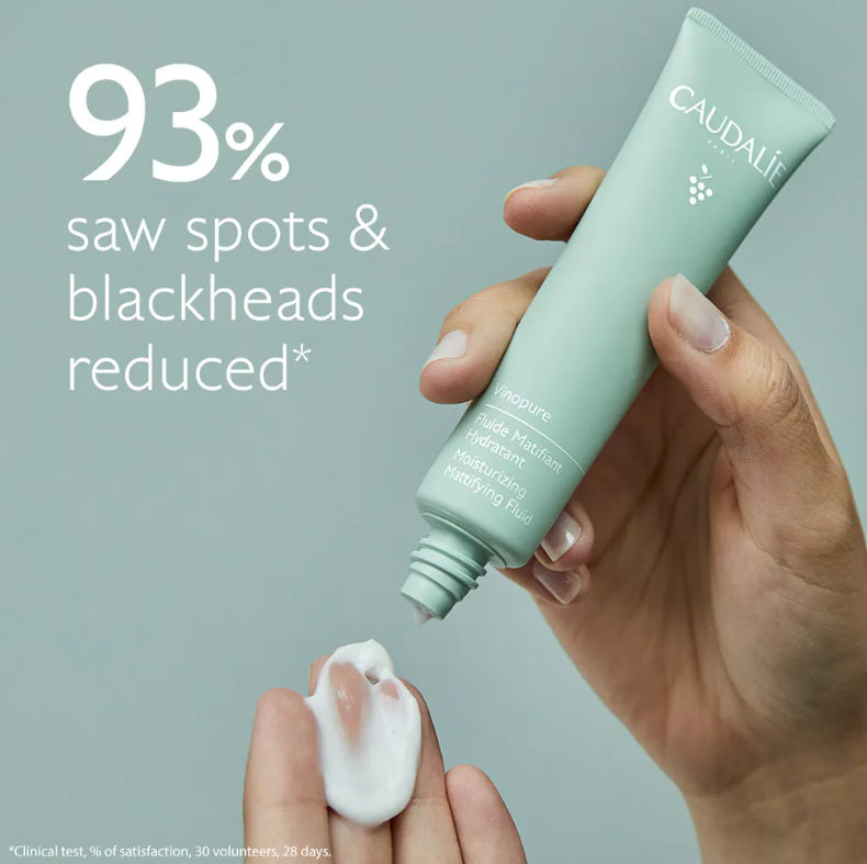 CAUDALIE Fluido Matificante Hidratante Vinopure  Tipo de piel : Pieles con tendencia acneica Necesita : Imperfecciones, poros dilatados, puntos negros, piel grasa Ingredientes clave : Polifenoles, Polvos de sílice, Escualano vegetal Textura : Crema fluida Use : Mañana y tarde, todos los días ¿Qué es? Un fluido refrescante con una acción hidratante de larga duración y una acción anti-brillos. Reduce las imperfecciones (granos y puntos negros), afina la textura de la piel. La piel está hidratada, mate y sana.