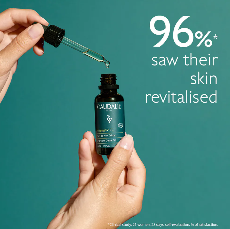 CAUDALIE Aceite de Noche Detox Vinergetic C+ Tipo de piel : Todo tipo de pieles Necesita : anti-aging-dullness-environmental-aggressions Ingredientes clave : Aceite de pepitas de uva, Aceite de almendra dulce, Aceite esencial de neroli Textura : Aceite seco Use : Por la noche, solo o antes de tu crema ¿Qué es? El Aceite de Noche Detox ayuda a regenerar las pieles estresadas para lucir un cutis fresco al despertar. Contiene 5 aceites preciosos: aceite de pepitas de uva rico en Omega 6, aceite de rosa mosqueta, aceite de almendra dulce, aceites esenciales de neroli y de lavanda.