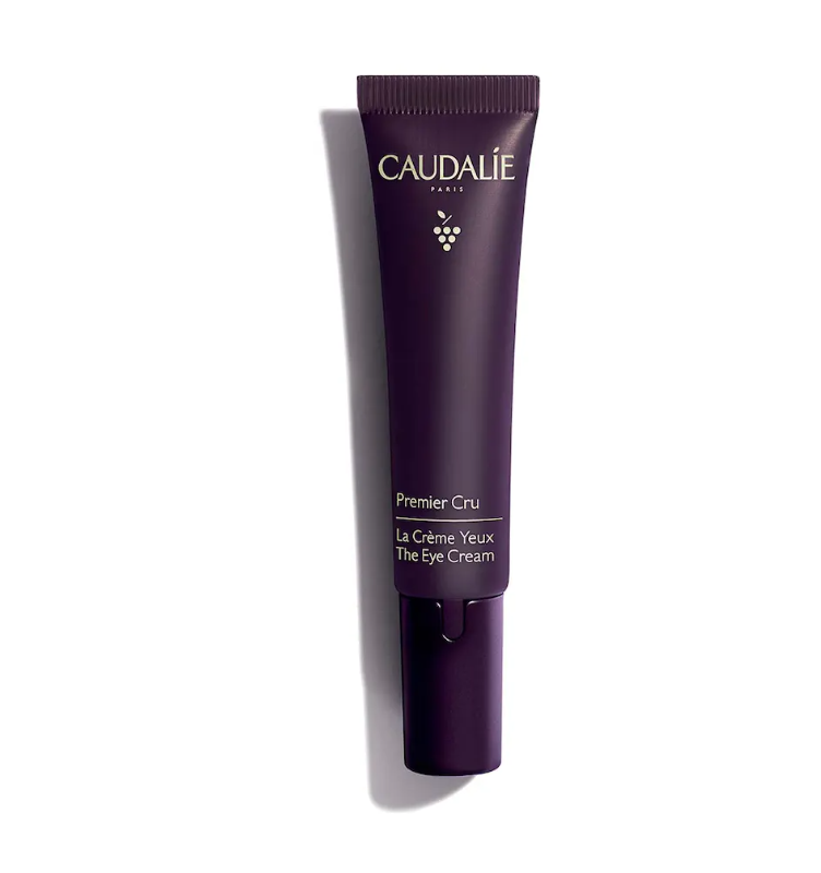 CAUDALIE El Contorno de Ojos Premier Cru Tipo de piel : Todo tipo de pieles Necesita : Antiedad Global Ingredientes clave : Viniferina, Mezcla de nácares, TET8™ Patented Technology (Caudalie x Harvard Medical School) Textura : Crema Use : Mañana y tarde, todos los días ¿Qué es? Reforzado con la tecnología TET8™, El Contorno de Ojos Premier Cru ilumina la mirada y corrige los 8 marcadores de la edad: Patas de gallo, bolsas, arrugas de los labios, líneas de expresión, ojeras, nutrición, hidratación, luminosidad. Su cánula masajeadora descongestiona, alisa y reduce las bolsas para rejuvenecer visiblemente la mirada.