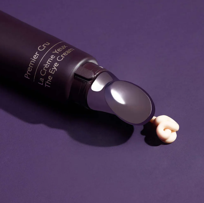 CAUDALIE El Contorno de Ojos Premier Cru Tipo de piel : Todo tipo de pieles Necesita : Antiedad Global Ingredientes clave : Viniferina, Mezcla de nácares, TET8™ Patented Technology (Caudalie x Harvard Medical School) Textura : Crema Use : Mañana y tarde, todos los días ¿Qué es? Reforzado con la tecnología TET8™, El Contorno de Ojos Premier Cru ilumina la mirada y corrige los 8 marcadores de la edad: Patas de gallo, bolsas, arrugas de los labios, líneas de expresión, ojeras, nutrición, hidratación, luminosidad. Su cánula masajeadora descongestiona, alisa y reduce las bolsas para rejuvenecer visiblemente la mirada.