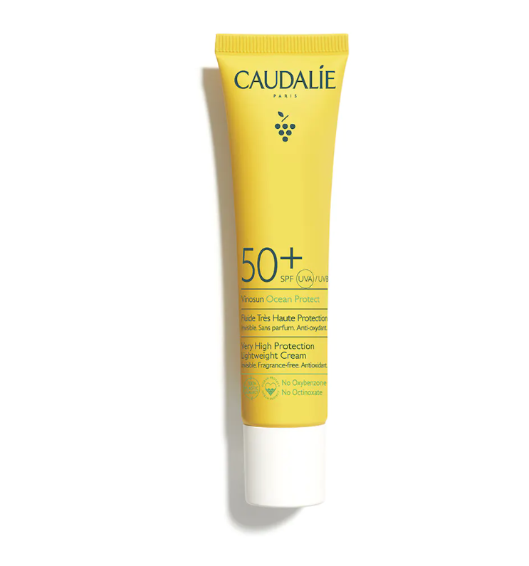 CAUDALIE Fluido de Muy Alta Protección SPF50+ Vinosun Protect Tipo de piel : Todo tipo de pieles Necesita : Protector solar Ingredientes clave : Pícea, Polifenoles, Vitamina E Textura : Fluido Use : Por la mañana, a diario ¿Qué es? Caudalie presenta el primer producto de su revolución solar. Nuestro Fluido de Muy Alta Protección SPF50+ Vinosun Protect protege eficazmente el rostro y el cuello de los rayos UVA/UVB al tiempo que ofrece una acción antioxidante para las pieles más sensibles. Gracias a su textura invisible, ultraligera y sin perfume, protegerá tu piel de manera "clean" e invisible todos los días.