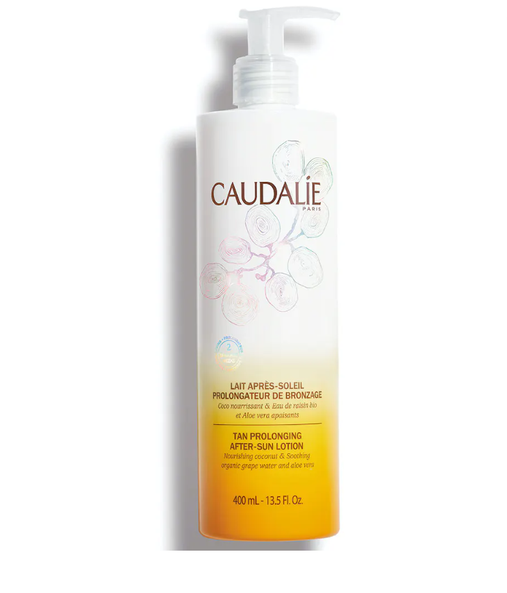 CAUDALIE LOCIÓN AFTER-SUN PROLONGADORA DEL BRONCEADO DESCRIPCIÓN Enriquecida con aceite de coco nutritivo, agua de uva calmante y extracto de aloe vera hidratante, la Loción After-Sun Prolongadora del Bronceado repara y calma la piel del rostro y del cuerpo después de cada exposición al sol. El bronceado es más luminoso y duradero. Su textura aterciopelada no pegajosa penetra fácilmente y proporciona una sensación inmediata de frescor y suavidad. Su fragancia cálida con notas de agua de coco y de monoi deja la piel delicadamente perfumada.