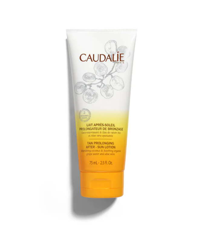 CAUDALIE LOCIÓN AFTER-SUN PROLONGADORA DEL BRONCEADO DESCRIPCIÓN Enriquecida con aceite de coco nutritivo, agua de uva calmante y extracto de aloe vera hidratante, la Loción After-Sun Prolongadora del Bronceado repara y calma la piel del rostro y del cuerpo después de cada exposición al sol. El bronceado es más luminoso y duradero. Su textura aterciopelada no pegajosa penetra fácilmente y proporciona una sensación inmediata de frescor y suavidad. Su fragancia cálida con notas de agua de coco y de monoi deja la piel delicadamente perfumada.