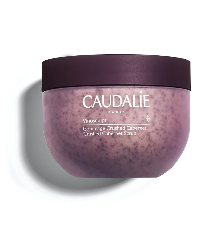CAUDALIE Exfoliante Crushed Cabernet Vinosculpt Tipo de piel : Cuerpo Necesita : Esbeltez Ingredientes clave : Aceite de pepitas de uva, Miel Textura : Exfoliante con gránulos Use : dos veces a la semana ¿Qué es? Tratamiento emblemático del Spa Vinothérapie™, el Exfoliante Crushed Cabernet Vinosculpt elimina con suavidad las células muertas, reduce las irregularidades de la piel y la nutre, produciendo un efecto "piel nueva" inmediato. La piel queda lisa, suave, preparada para recibir los demás tratamientos del Programa Firmeza.