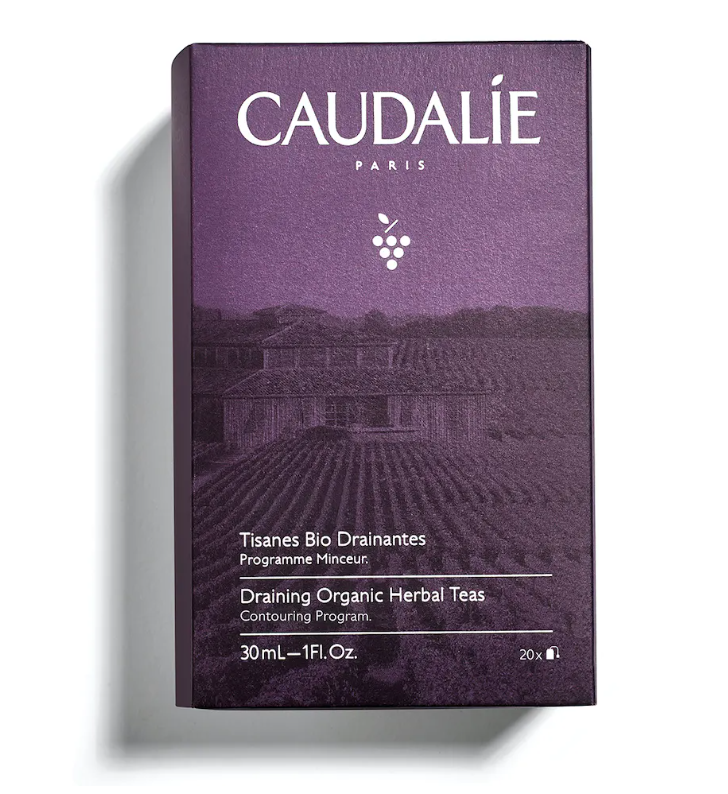 CAUDALIE Tisanas Bio Drenantes Vinosculpt Tipo de piel : Cuerpo Necesita : Drenante Ingredientes clave : Mezcla de 5 plantas bio Textura : Tisana Use : Día y noche ¿Qué es? Las Tisanas Drenantes Biológicas son una exquisita mezcla drenante y relajante de cinco plantas biológicas: vid roja, corteza de naranja, arándano, grosella negra y canela. Creadas en exclusiva para la sala de té del Spa Vinothérapie™, ayudan a drenar las toxinas y a combatir la retención de agua para afinar la silueta.