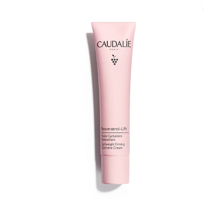 Tipo de piel : Todo tipo de pieles Necesita : Antiarrugas, firmeza Ingredientes clave : Escualeno de oliva, Péptidos, Resveratrol, Mezcla de nácares, Booster de Colágeno Vegano, Ácido hialurónico Textura : Fluido Use : Por la mañana, después del suero ¿Qué es? Gracias a su asociación patentada de Resveratrol, ácido hialurónico y booster de colágeno vegano, el Fluido Cachemir Redensificante hidrata la piel, corrige las arrugas y proporciona un efecto buena cara instantáneo gracias a su fórmula rica en nácares de origen natural.
