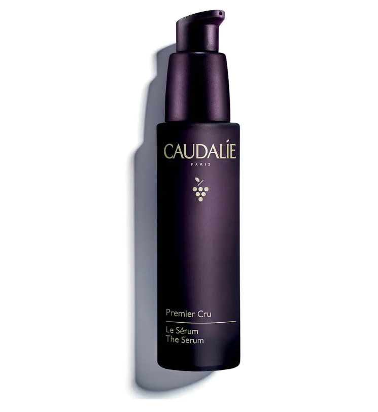 CAUDALIE El Sérum Premier Cru Tipo de piel : Todo tipo de pieles Necesita : Antiedad Global Ingredientes clave : Ácido hialurónico, Viniferina, TET8™ Patented Technology (Caudalie x Harvard Medical School) Textura : Sérum Use : Mañana y noche, antes de tu crema ¿Qué es? Gracias a su alta concentración en ácidos hialurónicos (peso molecular bajo y alto), el Sérum Premier Cru proporciona una hidratación inmediata e intensa a la piel. Este sérum está enriquecido con azúcares tensores que aportan un efecto inmediato visible al cabo de 3 minutos y que dura hasta 6 horas.