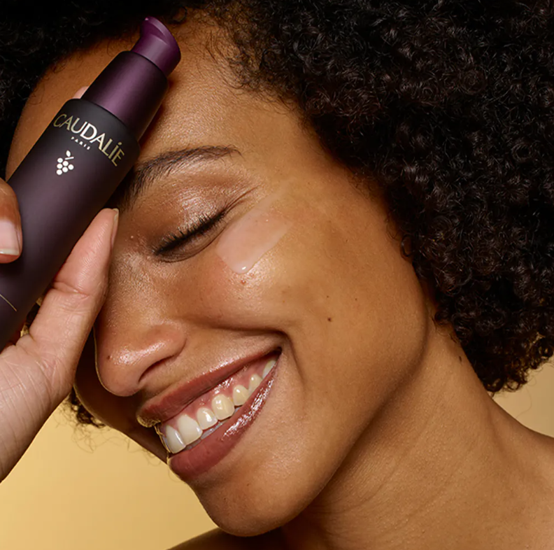 CAUDALIE El Sérum Premier Cru  Tipo de piel : Todo tipo de pieles Necesita : Antiedad Global Ingredientes clave : Ácido hialurónico, Viniferina, TET8™ Patented Technology (Caudalie x Harvard Medical School) Textura : Sérum Use : Mañana y noche, antes de tu crema ¿Qué es? Gracias a su alta concentración en ácidos hialurónicos (peso molecular bajo y alto), el Sérum Premier Cru proporciona una hidratación inmediata e intensa a la piel. Este sérum está enriquecido con azúcares tensores que aportan un efecto inmediato visible al cabo de 3 minutos y que dura hasta 6 horas.