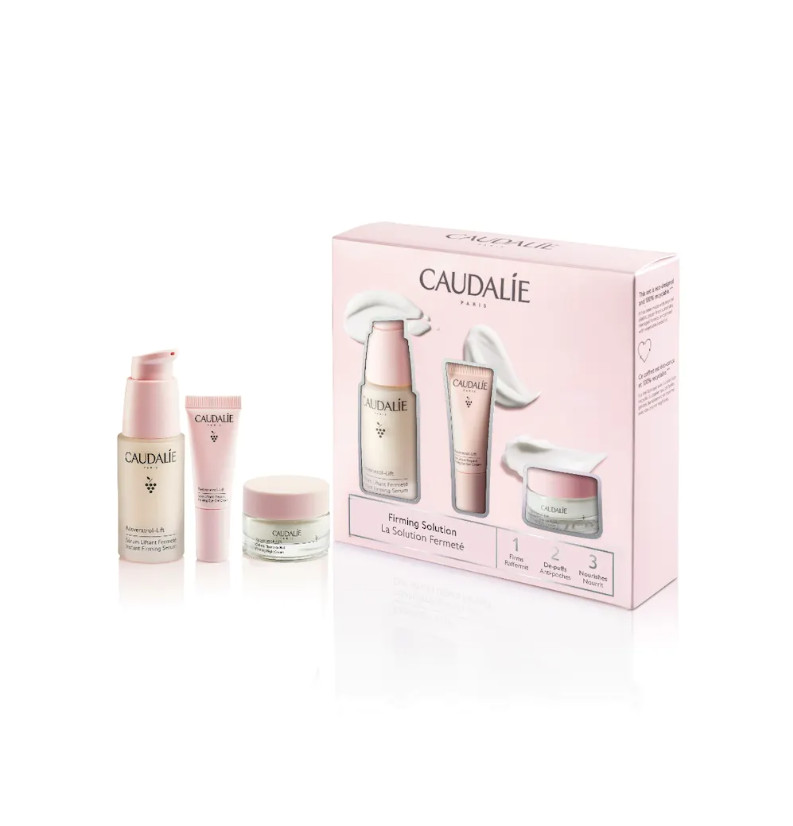 CAUDALIE Cofre Solución Firmeza Resveratrol-lift  Tipo de piel : Todo tipo de pieles Necesita : Antiarrugas, firmeza Ingredientes clave : Ácido hialurónico, Resveratrol, Booster de Colágeno Vegano Use : Mañana y tarde, todos los días ¿Qué es? ¡Descubre nuestra nueva edición limitada! El Cofre Solución Firmeza corrige las arrugas y alisa el óvalo facial gracias a la asociación patentada de Resveratrol, ácido hialurónico y booster de colágeno vegano, presente en toda la línea Resveratrol-Lift. Este cofre contiene un Sérum Lifting Firmeza Resveratrol-Lift 30mL + 2 regalos: - Una Crema Tisana de Noche Resveratrol-Lift 15mL - Un Tratamiento Lifting Ojos Resveratrol-Lift 5mL  Gracias a su asociación patentada de Resveratrol, ácido hialurónico y booster de colágeno vegano, el Sérum Lifting Firmeza corrige las arrugas y alisa el óvalo facial. Los rasgos se elevan, el rostro recupera su forma en V.  La Crema Tisana de Noche Resveratrol-Lift regenera la piel para un rostro perfecto al despertar: los rasgos están descansados y alisados, la piel está firme, el cutis está radiante. Su formato de descubrimiento permite llevarlo a todas partes o probar una rutina más completa.  El Tratamiento Lifting Ojos reduce las ojeras, las bolsas y alisa los párpados. Enriquecido con extracto de quinoa, su fórmula ayuda a luchar contra los signos de fatiga: la mirada parece más joven y descansada.