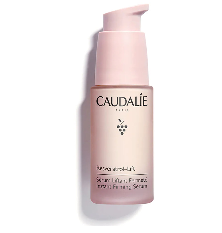 CAUDALIE Sérum Lifting Firmeza Resveratrol-lift Tipo de piel : Todo tipo de pieles Necesita : Antiarrugas, firmeza Ingredientes clave : Ácido hialurónico, Resveratrol, Booster de Colágeno Vegano Textura : Sérum Use : Mañana y noche, antes de tu crema ¿Qué es? Una nueva patente presentada con booster de colágeno vegano aún más eficaz. 2 veces más eficaz que el Retinol en el aumento de la producción natural de colágeno.(1) Gracias a su asociación patentada de Resveratrol, ácido hialurónico y booster de colágeno vegano, el Sérum Lifting Firmeza corrige las arrugas y alisa el óvalo facial gracias a su alta concentración en Resveratrol de vid. Los rasgos se elevan, el rostro recupera su forma en V. Compuesto por más de un 97% de ingredientes de origen natural, su textura oil free y sedosa se funde en la piel, sin efecto pegajoso. Su complejo fitoaromático deja la piel delicadamente perfumada con notas de albahaca, citronela, camomila, tomillo y azahar. El compromiso de Caudalie: Envases 100% reciclables para cumplir el objetivo de "cero residuos"(2) Cajas fabricadas con menos papel y sin revestimiento de plástico, es decir, un 40% menos de emisión de huella carbono.(3)