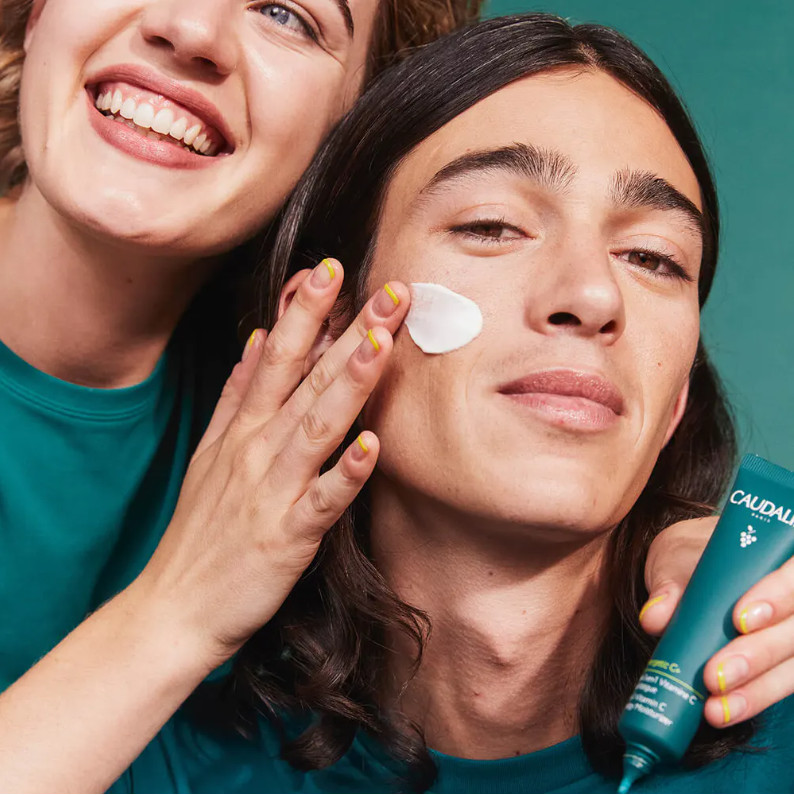 Tipo de piel : Todo tipo de pieles Necesita : Antifatiga Ingredientes clave : Ácido hialurónico, Polifenoles, Vitamina C+ Textura : Crema fluida Use : Día y noche ¿Qué es? El tratamiento 3-en-1 Vinergetic C+ ilumina e hidrata la piel y además la protege contra la contaminación.