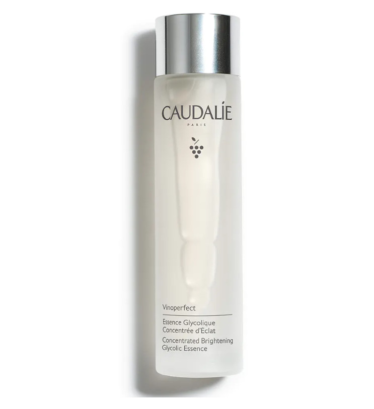 CAUDALIE Esencia Glicólica Luminosidad Vinoperfect Tipo de piel : Todo tipo de pieles Necesita : Resplandor Ingredientes clave : Ácido Glicólico, Peonía blanca, Agua de uva bio Textura : Esencia Use : Día y noche ¿Qué es? La Esencia Glicólica Luminosidad es la primera etapa del ritual antimanchas Vinoperfect y está pensada para todas las mujeres que desean prevenir o atenuar sus manchas oscuras. En un solo gesto, elimina las células muertas responsables del cutis apagado y reaviva el resplandor natural de la piel.