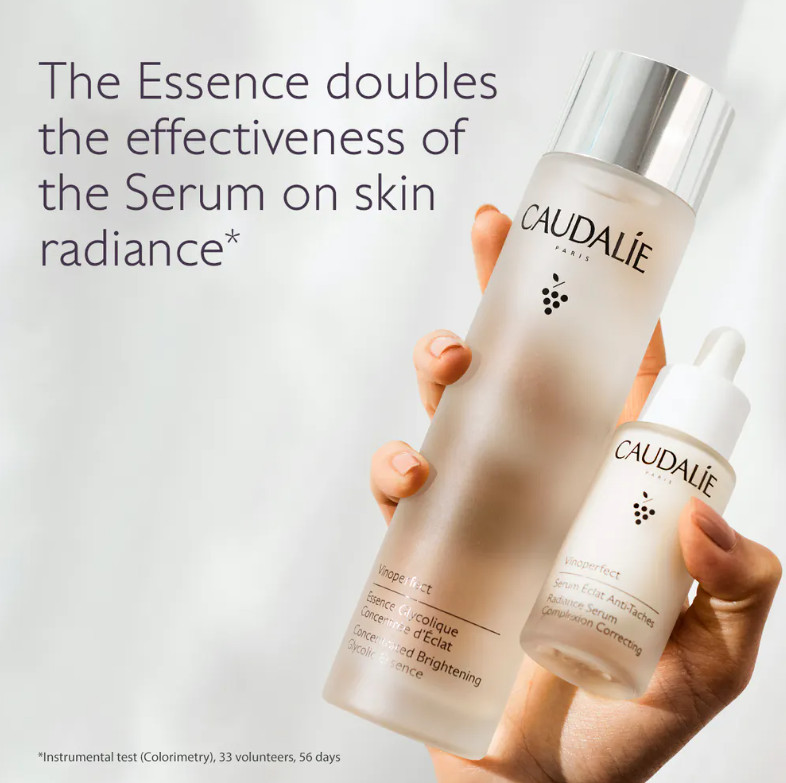 CAUDALIE Esencia Glicólica Luminosidad Vinoperfect Tipo de piel : Todo tipo de pieles Necesita : Resplandor Ingredientes clave : Ácido Glicólico, Peonía blanca, Agua de uva bio Textura : Esencia Use : Día y noche ¿Qué es? La Esencia Glicólica Luminosidad es la primera etapa del ritual antimanchas Vinoperfect y está pensada para todas las mujeres que desean prevenir o atenuar sus manchas oscuras. En un solo gesto, elimina las células muertas responsables del cutis apagado y reaviva el resplandor natural de la piel.