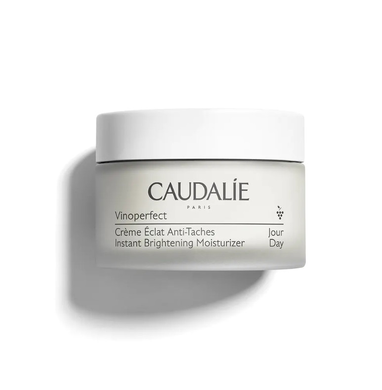 CAUDALIE Crema Resplandor Antimanchas Vinoperfect Tipo de piel : Todo tipo de pieles Necesita : Antimanchas Ingredientes clave : Viniferina, Nacinamidas Textura : Gel-crema Use : Por la manana y por la noche, despues del sérum ¿Qué es? Inspirada en el Sérum Vinoperfect, el antimanchas N°1 en Francia*, la Crema Resplandor Antimanchas Vinoperfect está pensada para todas las mujeres que desean prevenir o atenuar sus manchas pigmentarias, cualquiera que sea su causa: sol, acné, edad, embarazo. *IQVIA - PharmaOne - mercado de los productos despigmentantes (clase 82B4) en farmacias y parafarmacias en España - TAM octubre 2020 - en valor.