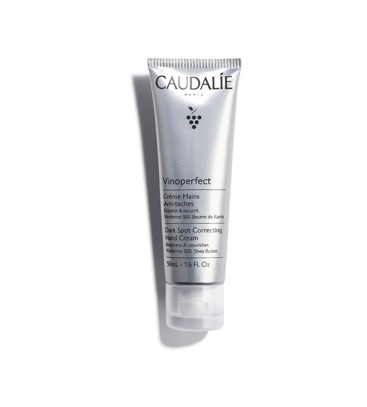 CAUDALIE Crema Antimanchas para Manos Vinoperfect Tipo de piel : Manos Necesita : Antimanchas Ingredientes clave : Peonía blanca, Aceite de aguacate, Viniferina Textura : Crema Use : Día y noche ¿Qué es? Creada específicamente para las manos, la Crema Antimanchas para Manos Vinoperfect difumina visiblemente las manchas oscuras, previene su aparición y nutre las manos sin dejar un acabado graso. Su textura de crema a la vez fina y untuosa envuelve la piel en una sensación de confort total.