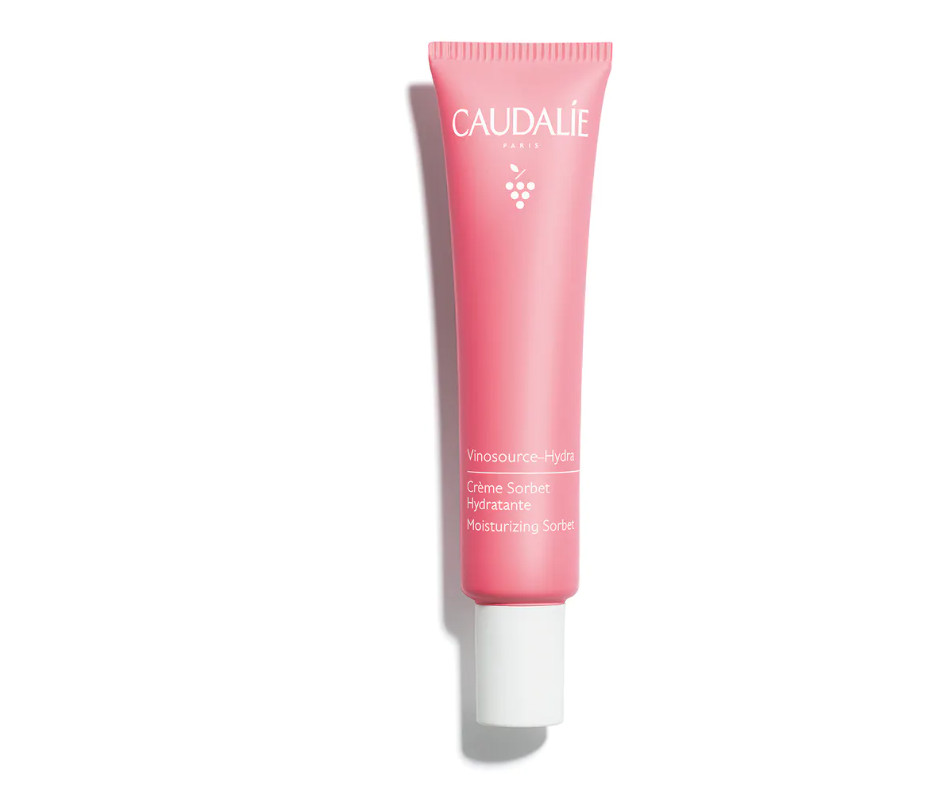Tipo de piel : Piel sensible Necesita : Hidratación & Pieles sensibles Ingredientes clave : Camomila, Agua de uva bio, Polifenoles Textura : Gel-crema Use : Por la manana y por la noche, despues del sérum ¿Qué es? La Crema Sorbete Vinosource-Hydra hidrata, calma y refuerza las defensas naturales de las pieles frágiles. Desde su aplicación, la sensibilidad cutánea y las rojeces disminuyen. Su textura «quick break», fresca como un sorbete y ultraligera, se funde instantáneamente en la piel.