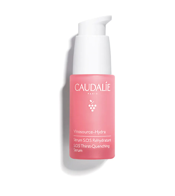 CAUDALIE Sérum Hialurónico S.O.S Vinosource-Hydra Tipo de piel : Todo tipo de pieles Necesita : Hidratación & Pieles sensibles Ingredientes clave : Ácido hialurónico, Agua de uva bio, Polifenoles Textura : Sérum fluido Use : Mañana y noche, antes de tu crema ¿Qué es? El Sérum Hialurónico S.O.S Vinosource–Hydra capta el agua intensamente y la difunde de manera continua durante todo el día. Restablece el equilibrio hídrico de la epidermis para que la piel esté repleta de agua y calmada, flexible y suave.