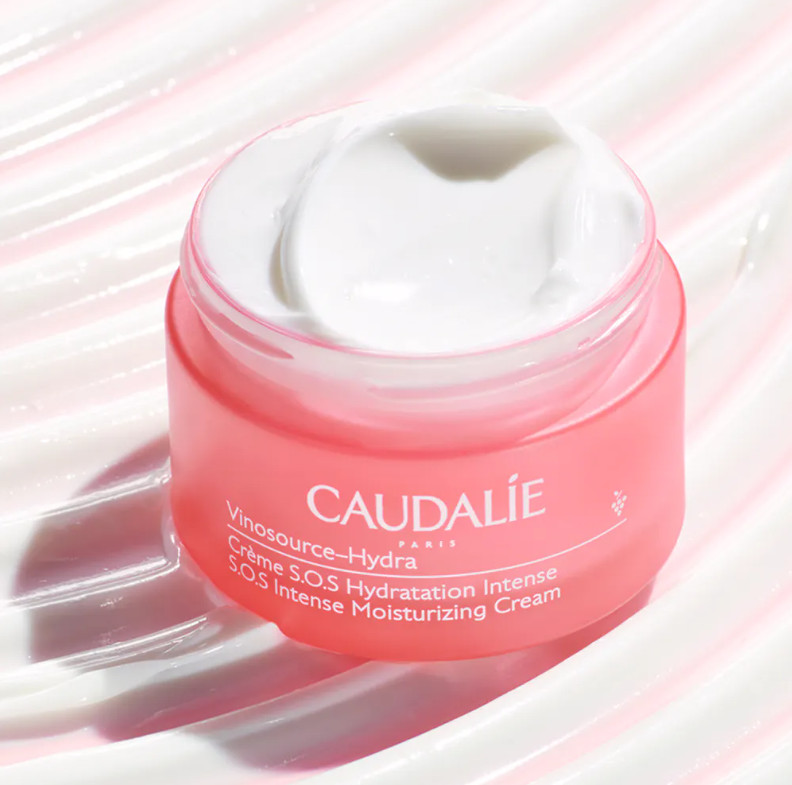 CAUDALIE Crema S.O.S Hidratación Intensa Vinosource-Hydra Tipo de piel : Piel normal Necesita : Hidratación & Pieles sensibles Ingredientes clave : Aceite de borraja, Agua de uva bio, Polifenoles Textura : Crema rica Use : Por la manana y por la noche, despues del sérum ¿Qué es? La Crema S.O.S Hidratación Intensa Vinosource-Hydra viene al rescate de las pieles secas más sensibles. Hidrata intensamente, atenúa las rojeces y la sensación de tirantez y repara los daños causados por las agresiones externas. La piel está más flexible y se mantiene confortable durante todo el día.