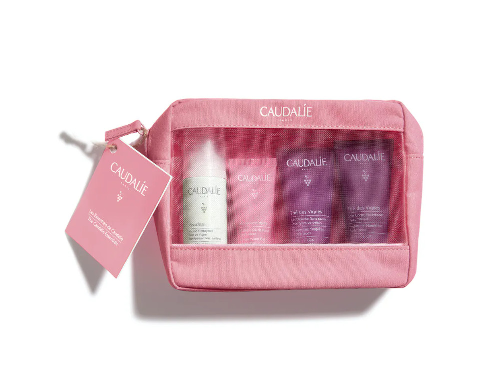 CAUDALIE Neceser Los Esenciales de Caudalie Tipo de piel : Todo tipo de pieles Necesita : Hidratación & Pieles sensibles Ingredientes clave : Ácido hialurónico, Uvas , Almizcle blanco Use : Mañana y tarde, todos los días ¿Qué es? Descubre nuestro neceser de verano: ¡Los Esenciales de Caudalie! Esta nueva edición limitada contiene 4 productos imprescindibles en formato de viaje en un bonito neceser que te hará ver la vida en rosa... ¡Descubre nuestros tratamientos de culto para rostro y cuerpo! Regala a tu piel una limpieza suave y una hidratación intensa. El Neceser Los Esenciales de Caudalie contiene: una Espuma Limpiadora Fleur de Vigne Vinoclean 50 mL, un Gelcream de Agua de Uva Vinosource-Hydra 15 mL, un Gel de Ducha Thé des Vignes 30 mL y un Tratamiento Corporal Nutritivo Hialurónico Thé des Vignes 30 mL.