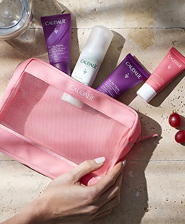 CAUDALIE Neceser Los Esenciales de Caudalie  Tipo de piel : Todo tipo de pieles Necesita : Hidratación & Pieles sensibles Ingredientes clave : Ácido hialurónico, Uvas , Almizcle blanco Use : Mañana y tarde, todos los días ¿Qué es?  Descubre nuestro neceser de verano: ¡Los Esenciales de Caudalie! Esta nueva edición limitada contiene 4 productos imprescindibles en formato de viaje en un bonito neceser que te hará ver la vida en rosa...  ¡Descubre nuestros tratamientos de culto para rostro y cuerpo! Regala a tu piel una limpieza suave y una hidratación intensa. El Neceser Los Esenciales de Caudalie contiene: una Espuma Limpiadora Fleur de Vigne Vinoclean 50 mL, un Gelcream de Agua de Uva Vinosource-Hydra 15 mL, un Gel de Ducha Thé des Vignes 30 mL y un Tratamiento Corporal Nutritivo Hialurónico Thé des Vignes 30 mL.