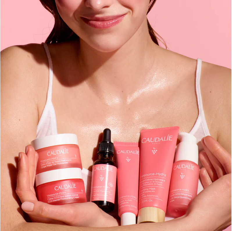 Tipo de piel : Piel sensible Necesita : Hidratación & Pieles sensibles Ingredientes clave : Camomila, Agua de uva bio, Polifenoles Textura : Gel-crema Use : Por la manana y por la noche, despues del sérum ¿Qué es? La Crema Sorbete Vinosource-Hydra hidrata, calma y refuerza las defensas naturales de las pieles frágiles. Desde su aplicación, la sensibilidad cutánea y las rojeces disminuyen. Su textura «quick break», fresca como un sorbete y ultraligera, se funde instantáneamente en la piel.