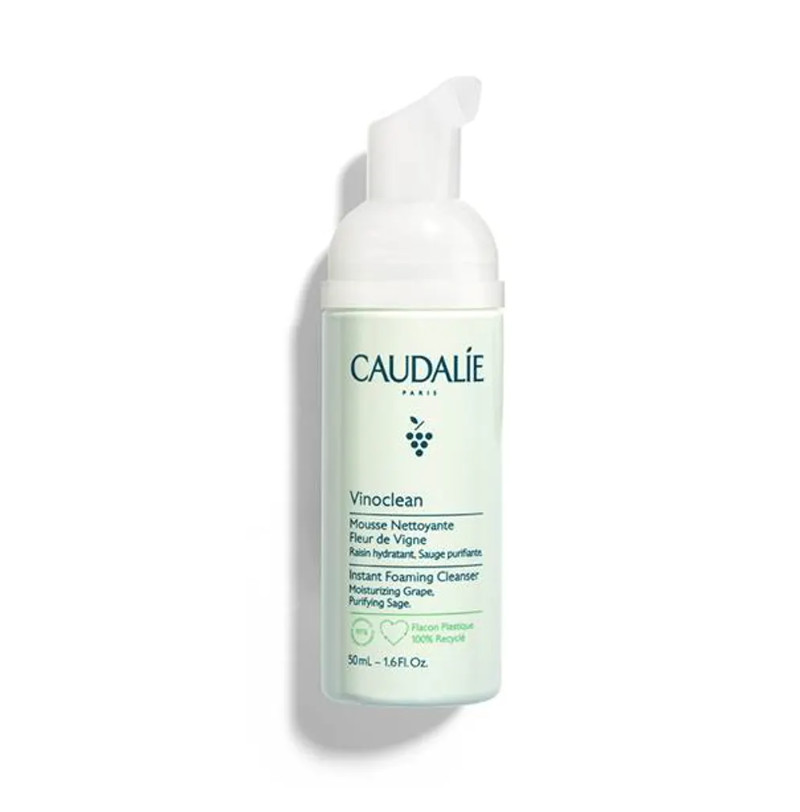 CAUDALIE Espuma Limpiadora Vinoclean Tipo de piel : Todo tipo de pieles Necesita : Desmaquillado & Limpieza Ingredientes clave : Salvia, Camomila, Uvas Textura : Espuma Use : Día y noche ¿Qué es? Producto emblemático de la línea Vinoclean, la Espuma Limpiadora es una loción cristalina que se transforma en una espuma generosa y ligera para ofrecer a la piel confort y suavidad.